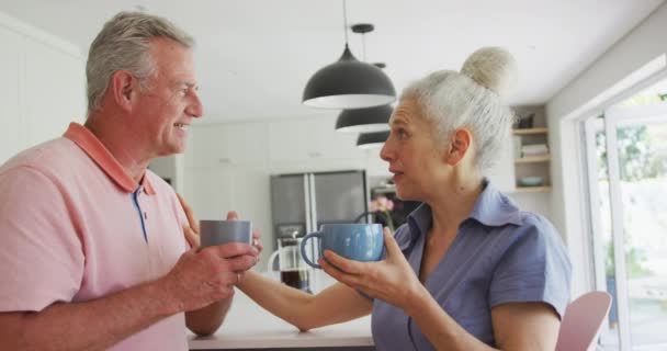 Animación Una Feliz Pareja Ancianos Caucásicos Con Café Hablando Juntos — Vídeos de Stock