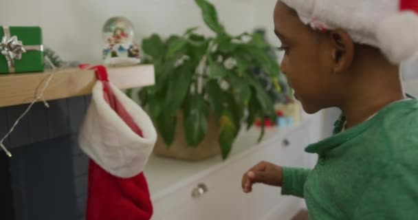 Animação Menino Afro Americano Busca Presente Meia Época Natal Natal — Vídeo de Stock