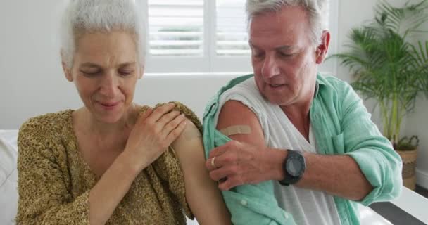 在接种疫苗和护照后 快乐的高加索老年夫妇表现灰泥的动画效果 哥斯达黎加大流行病期间的老年人健康和生活方式 — 图库视频影像