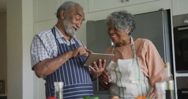 快乐的非洲裔美国老人夫妇用平板电脑一起做饭的动画 积极的家庭退休生活方式 — 图库视频影像