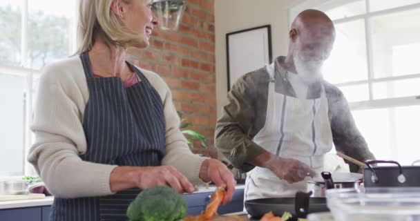 Yarışın Son Sınıf Çifti Önlük Giyip Evdeki Mutfakta Birlikte Yemek — Stok video