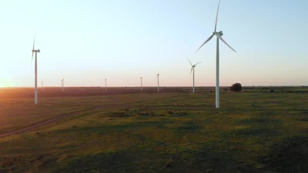 雲のない空と田舎の風景の中に風力タービンの一般的なビュー 持続可能性 生態系 再生可能エネルギー 地球温暖化と気候変動への意識 — ストック動画