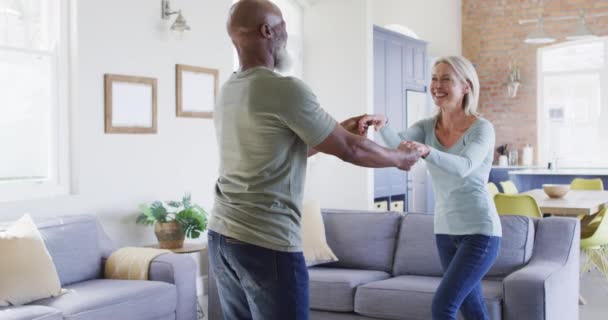 Couple Personnes Âgées Race Mixte Dansant Ensemble Dans Salon Maison — Video