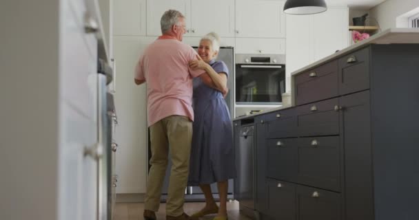 Animación Feliz Pareja Mayor Caucásica Bailando Cocina Estilo Vida Activo — Vídeos de Stock