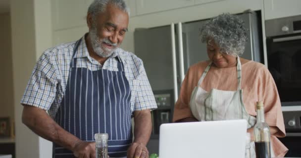 Animazione Felice Coppia Anziana Afro Americana Cucinare Insieme Utilizzando Computer — Video Stock