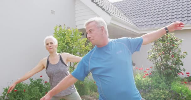 Animacja Zrelaksowanej Białej Pary Seniorów Ćwiczących Jogę Przed Domem Aktywny — Wideo stockowe