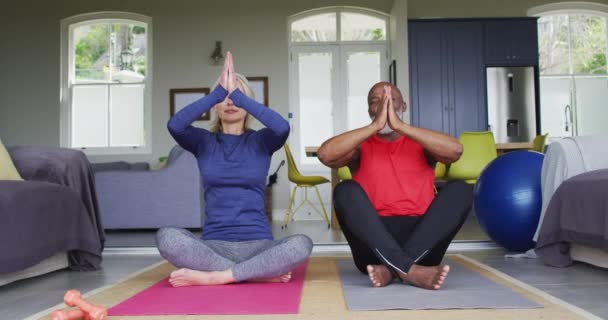 Gemengd Seniorenpaar Dat Thuis Yoga Beoefent Pensionering Actief Senior Lifestyle — Stockvideo