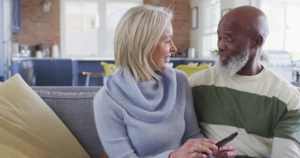 Feliz Pareja Ancianos Diversos Sala Estar Sentado Sofá Utilizando Teléfono — Vídeos de Stock