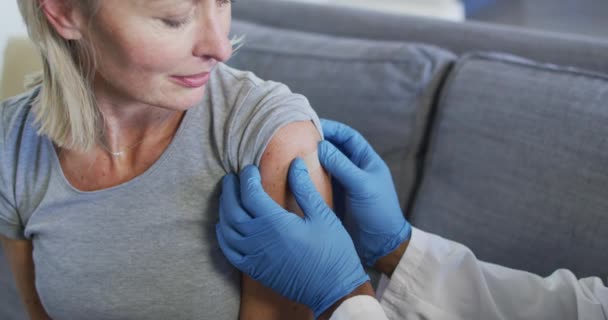Feliz Anciano Diversa Mujer Médico Sala Estar Sentado Sofá Vacunación — Vídeo de stock