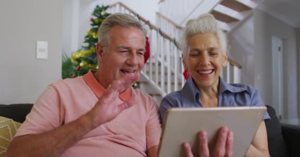 クリスマスの時間にビデオ通話を持つ幸せな白人のシニアカップルのアニメーション クリスマスやお祭りや通信技術は — ストック動画