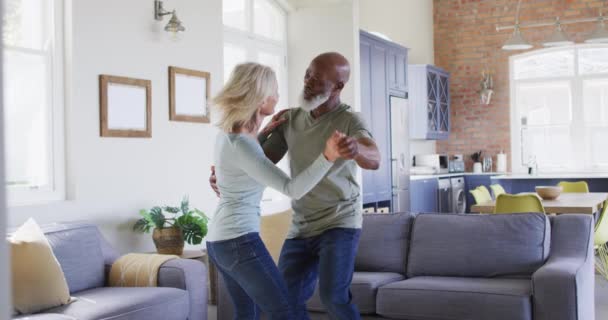 Gemischtes Senioren Paar Tanzt Gemeinsam Heimischen Wohnzimmer Senioren Seniorenpaar Lebensstil — Stockvideo