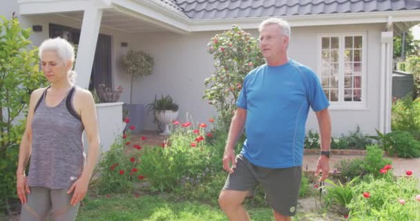 Animación Pareja Mayor Caucásica Relajada Practicando Yoga Frente Casa Estilo — Vídeos de Stock