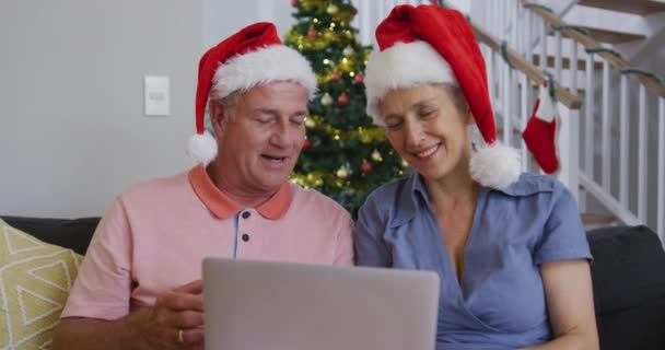 Animation Heureux Couple Personnes Âgées Caucasiennes Ayant Appel Vidéo Noël — Video