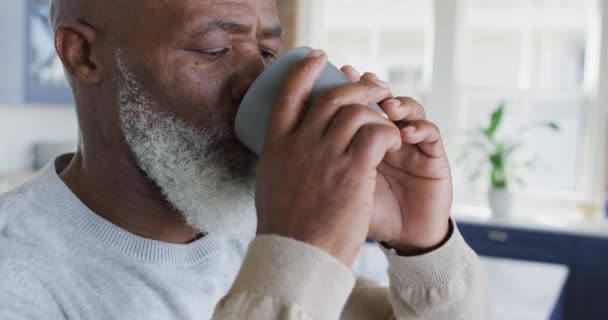 Hombre Afroamericano Mayor Bebiendo Café Casa Jubilación Estilo Vida Concepto — Vídeos de Stock