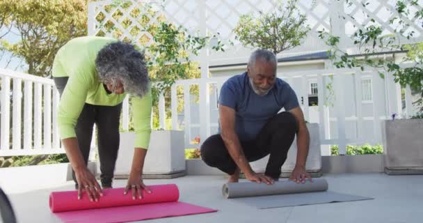 Animatie Van Gelukkig Afrikaans Amerikaans Seniorenpaar Rollende Yogamatten Patio Actieve — Stockvideo