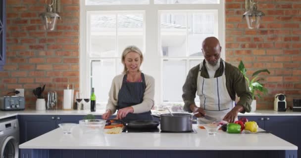 Gemengd Ras Senior Paar Draagt Schorten Koken Samen Keuken Thuis — Stockvideo