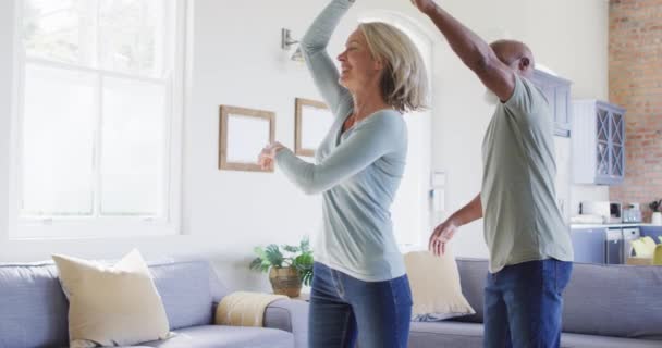 Gemischtes Senioren Paar Tanzt Gemeinsam Heimischen Wohnzimmer Senioren Seniorenpaar Lebensstil — Stockvideo