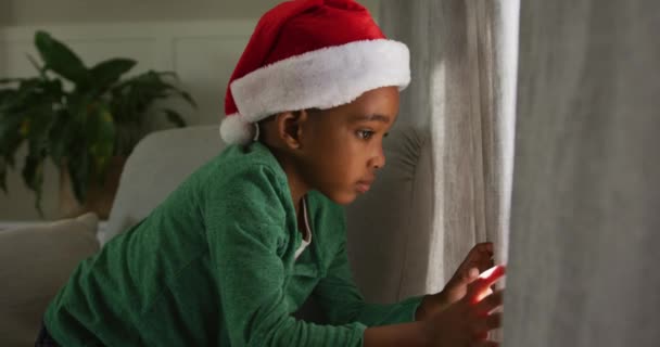 Animation Triste Garçon Afro Américain Portant Chapeau Père Noël Regardant — Video