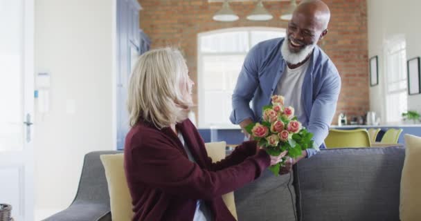 Heureux Couple Diversifié Âgé Dans Salon Assis Sur Canapé Donnant — Video