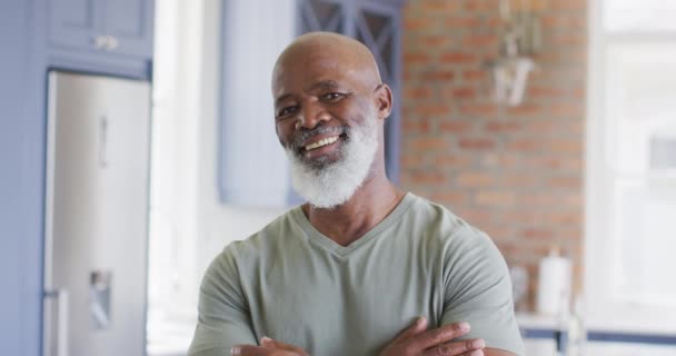 非洲裔美国老人的画像 双臂交叉在胸前 微笑着回到家中 退休老人生活方式的概念 — 图库视频影像