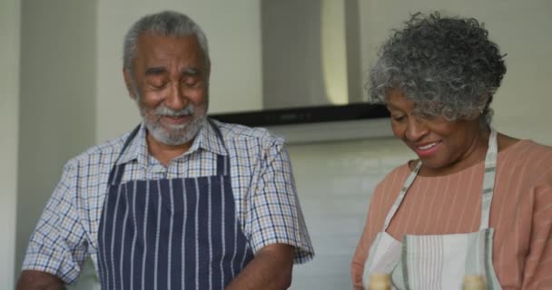 Κινούμενα Σχέδια Του Τμήματος Ευτυχισμένου Αφροαμερικανού Ζευγαριού Τελειόφοιτων Που Μαγειρεύουν — Αρχείο Βίντεο