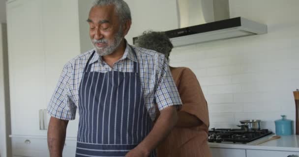 Animation Glada Afrikanska Seniora Par Matlagning Tillsammans Köket Hälsosam Aktiv — Stockvideo