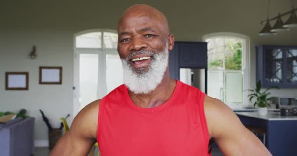 Портрет Афроамериканського Старшого Чоловіка Який Посміхається Вдома Пенсійна Активна Концепція — стокове відео