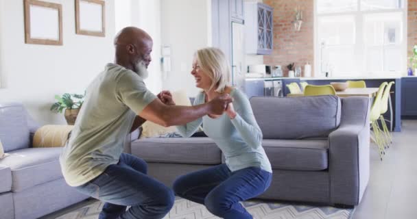Smíšené Rasy Senior Pár Tančí Spolu Obývacím Pokoji Doma Důchodové — Stock video