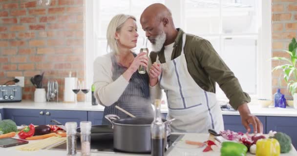 穿着围裙的混血种族夫妇在家里的厨房里一起做饭 老两口退休生活方式概念 — 图库视频影像