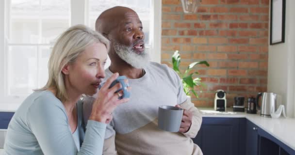 Pareja Ancianos Raza Mixta Tomando Café Juntos Cocina Casa Retiro — Vídeos de Stock