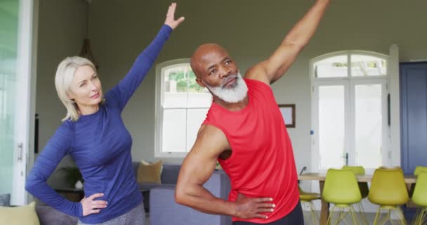 Couple Senior Mixte Effectuant Des Exercices Étirement Ensemble Maison Retraite — Video