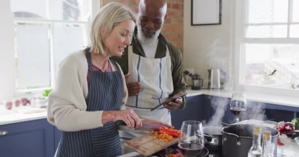 Evdeki Mutfakta Yemek Pişirirken Önlük Giyip Tablet Kullanan Son Sınıf — Stok video