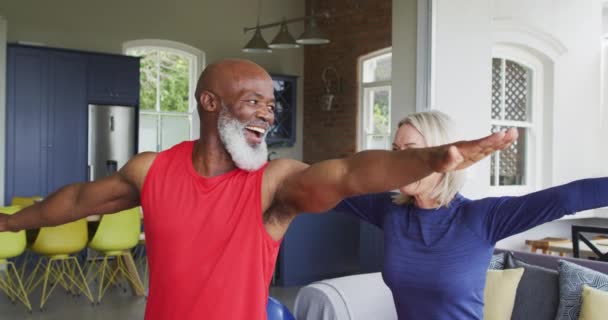 Gemengd Ras Senior Paar Uitvoeren Van Stretching Oefening Samen Thuis — Stockvideo