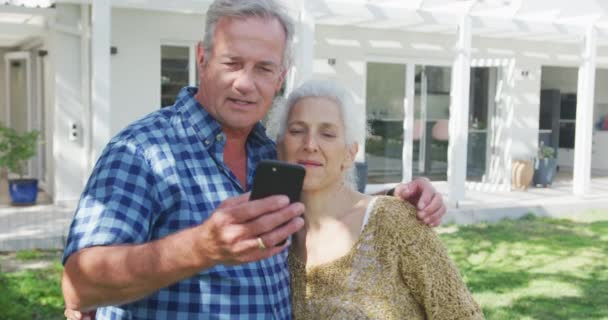 Animatie Van Gelukkig Kaukasisch Seniorenpaar Dat Selfie Voor Huis Neemt — Stockvideo