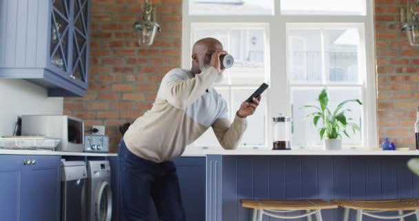 Afroamerykanin Starszy Mężczyzna Pijący Kawę Używający Smartfona Domu Emerytura Starszy — Wideo stockowe