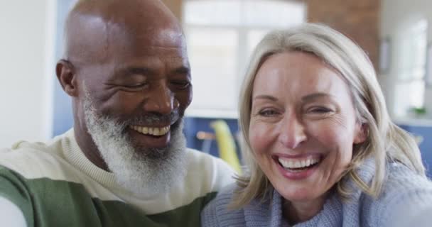 Gelukkig Senior Diverse Paar Woonkamer Zitten Bank Het Maken Van — Stockvideo