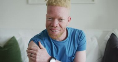 Mutlu albino Afrikalı Afrikalı Amerikalı adam. Rasta ve aşı sonrası alçı. Saglik hizmeti covid 19 salgını.