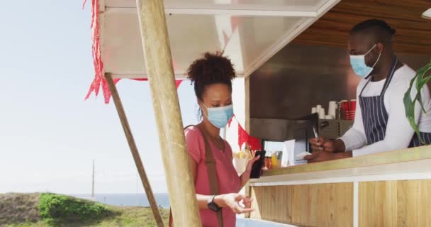 Afrikanska Amerikanska Manliga Food Truck Ägare Tar Order Från Kvinnliga — Stockvideo