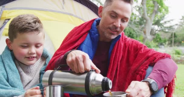 Glücklicher Kaukasischer Vater Mit Sohn Der Zelt Sitzt Und Tee — Stockvideo