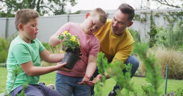 Feliz Padre Caucásico Con Dos Hijos Jardinería Juntos Jardín Familia — Vídeos de Stock
