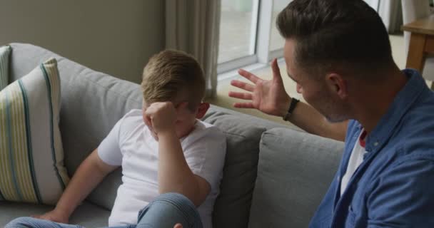 Biały Ojciec Rozmawia Swoim Smutnym Synem Siedzi Salonie Spędzanie Czasu — Wideo stockowe