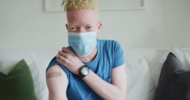 Homem Americano Africano Albino Feliz Com Dreadlocks Gesso Após Vacinação — Vídeo de Stock