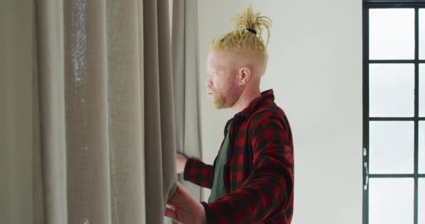 Albino African American Pria Bijaksana Dengan Gimbal Melihat Jendela Waktu — Stok Video