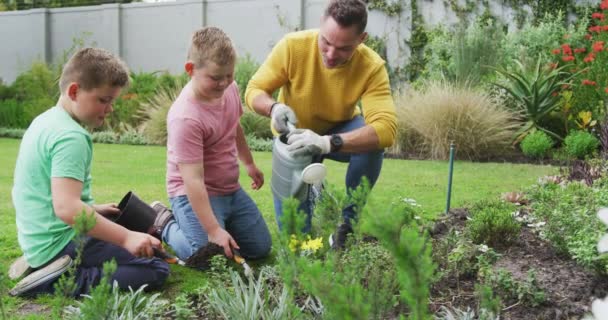 Vrolijke Blanke Vader Met Twee Zoons Die Samen Tuinieren Planten — Stockvideo