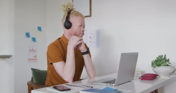 Albino Afrikansk Amerikansk Mand Med Dreadlocks Gør Videoopkald Den Bærbare – Stock-video