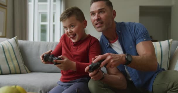Felice Padre Caucasico Con Figlio Seduto Soggiorno Giocare Videogiochi Famiglia — Video Stock