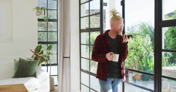 Albinos Afroamerykanin Dredami Pomocą Smartfona Patrząc Okno Wypoczynek Technika Relaks — Wideo stockowe