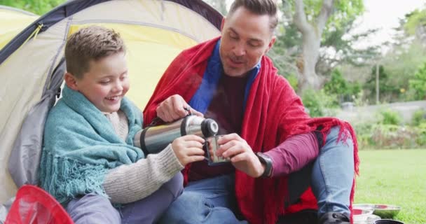 Feliz Padre Caucásico Con Hijo Sentado Tienda Bebiendo Jardín Familia — Vídeos de Stock