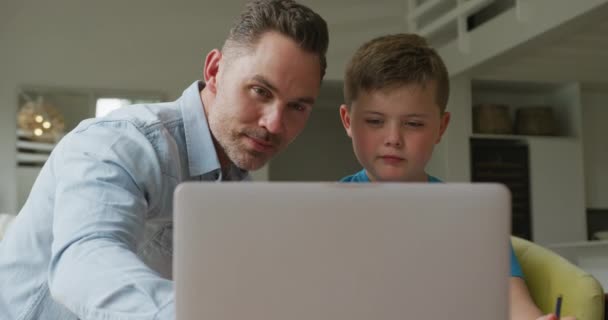 Oğlu Beyaz Bir Baba Masada Oturuyor Evde Dizüstü Bilgisayarla Öğreniyor — Stok video