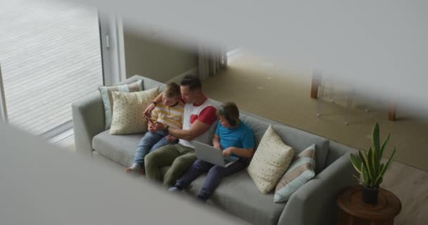 Kaukasischer Vater Mit Zwei Söhnen Die Wohnzimmer Sitzen Und Laptop — Stockvideo